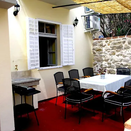 Dom wakacyjny Lija Center *